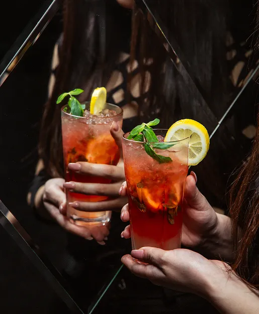 Deux cocktails latins frais garnis de citron et menthe sur fond festif