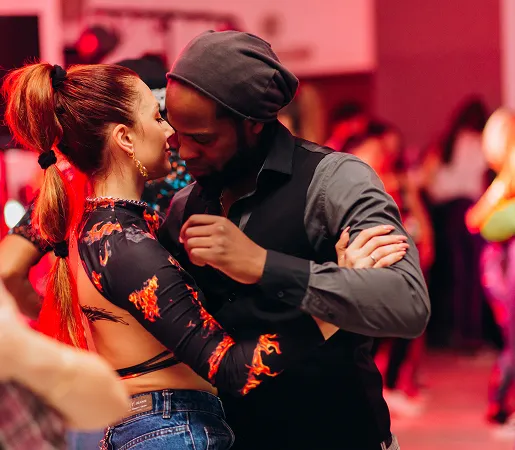 Couple danse salsa ambiance festive soirée latino