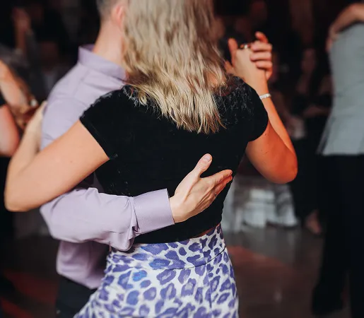 Couple dansant salsa ambiance latine soirée festive