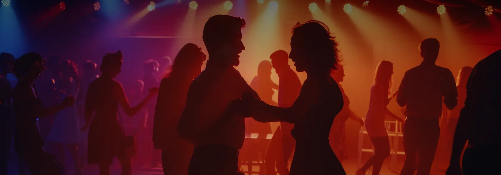 Couple dansant salsa ambiance festive club latino coloré